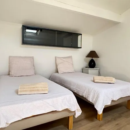 4 Bedroom Townhouse Feriehus Léognan